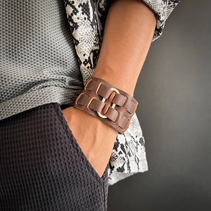 Bracciale punk rock largo in pelle marrone da uomo con trama intrecciata e anelli