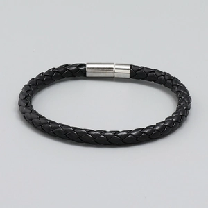 Dettaglio del bracciale in pelle PU intrecciata nera con chiusura magnetica in metallo