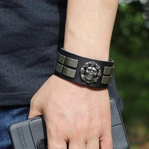 Punk-Lederarmband für Herren mit Vintage-Silber-Totenkopf und Metall-Nieten am Handgelenk