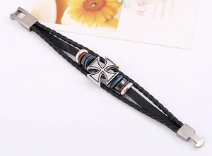 Vue détaillée du bracelet en cuir punk multicouche avec breloque croix de fer rétro