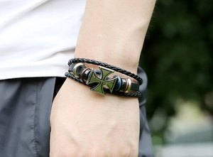 Vue détaillée d'un bracelet en cuir multicouche style punk avec charm croix de fer en métal