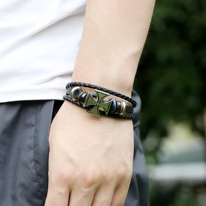 Bracelet multicouche en cuir punk avec breloque croix et perles au poignet