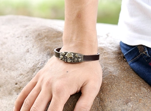 Dettaglio del bracciale punk da uomo in pelle con rilievo di teschio in bronzo antico