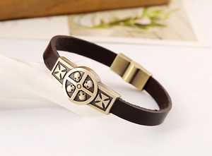 Dettaglio del bracciale punk in pelle vintage con ciondolo a teschio e chiusura magnetica