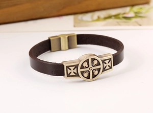Dettaglio bracciale in pelle punk retrò con teschi e croci in lega color bronzo
