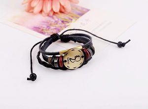 Détail du bracelet Gémeaux en cuir multicouche avec perles en bois et breloque zodiacale