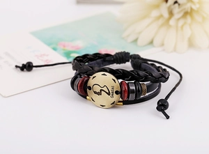 Gros plan du bracelet Gémeaux en cuir avec breloque en bronze et perles de bois