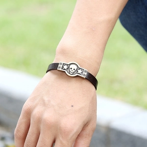 Bracelet en cuir marron vintage avec plaque métallique ornée d'un crâne et d'étoiles