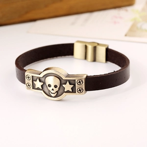 Bracelet punk en cuir vintage avec ornement crâne en bronze et fermoir magnétique