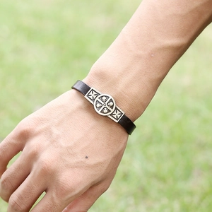 Bracciale da uomo in pelle stile punk con emblema teschio retrò e dettagli a croce