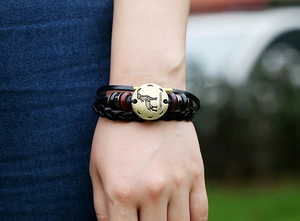 Dettaglio del bracciale Capricorno in pelle con ciondolo in bronzo e perline di legno
