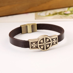 Bracciale punk in pelle marrone con rilievo di teschio in bronzo e chiusura magnetica