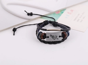 Détail du bracelet multicouche en cuir avec plaque flèche cœur et perles en bois naturel