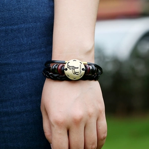 Bracciale Capricorno in pelle fatto a mano con corde intrecciate e ciondolo in metallo
