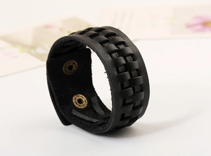 Macro di bracciale in pelle nera intrecciata con chiusura a scatto in bronzo vintage