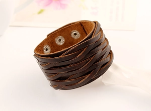 Vue détaillée du bracelet large en cuir tressé multicouche marron foncé avec boutons métal