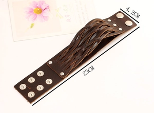 Détail d'un bracelet en cuir tressé marron de 4,2 cm de large avec boutons-pression réglables