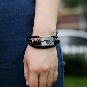 Bracelet multicouche en cuir noir style punk avec plaque en métal cœur et flèche