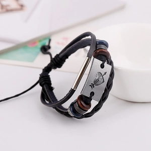Bracelet punk multicouche en cuir avec breloque cœur fléché et perles en argent
