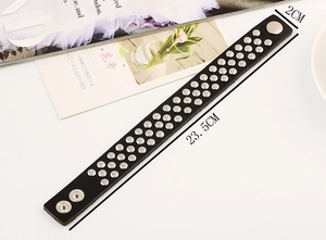 Détail du bracelet punk en cuir noir avec rivets et dimensions de 23,5 cm de longueur
