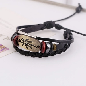 Vintage-Lederarmband im Mehrschicht-Design mit bronzenem Ahornblatt und Perlen