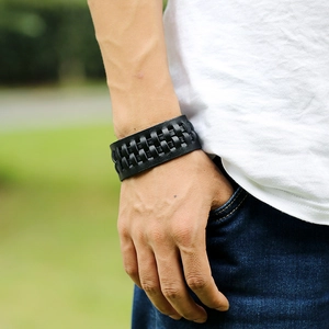 Bracciale rigido da uomo in pelle nera intrecciata con texture intrecciata
