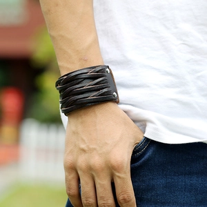 Bracelet large en cuir tressé pour homme en marron foncé avec rivets style punk rock