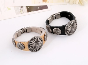 Détail de bracelets en cuir vintage avec clous tournesol bohèmes et fermoirs argentés