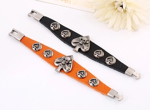 Détails de bracelets punk en cuir avec breloques tête de mort et boucles rétro