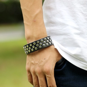 Bracelet punk en cuir noir avec trois rangées de rivets argentés style rock tendance