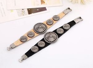Détail de bracelets en cuir rétro avec clous de tournesol en noir et or jaune