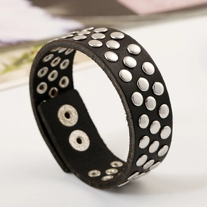Bracelet en cuir noir style punk avec trois rangées de rivets métalliques argentés