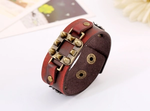 Détails du bracelet punk en cuir vintage avec des rivets en bronze et pressions