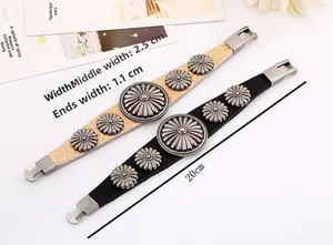 Vue macro de bracelets en cuir vintage avec clous floraux en métal et dimensions