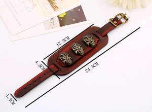 Bracelet punk en cuir marron rouge avec crânes en bronze et dimensions réglables