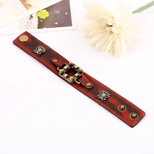 Bracelet manchette punk en cuir rouge foncé avec clous en bronze et fermeture réglable