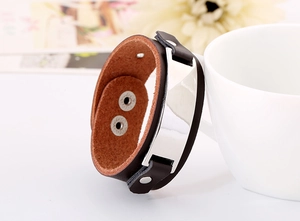 Vue détaillée du bracelet punk en cuir noir double couche avec plaque en métal poli