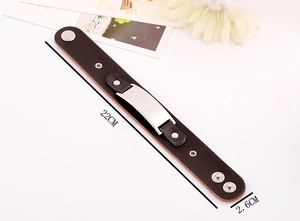 Détail du bracelet punk en cuir marron 22cm x 2,6cm avec plaque en métal argenté et bouton