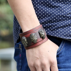 Bracelet large en cuir marron vintage punk avec des clous tête de mort en métal bronze