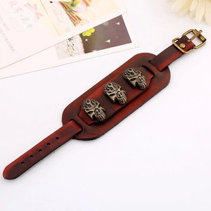 Bracelet punk en cuir large avec crânes en métal et boucle réglable en rouge foncé