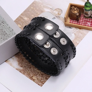 Details eines breiten schwarzen Punk-Lederarmbands mit geflochtenen Nähten und Druckknöpfen