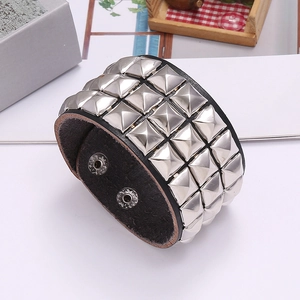 Punk breites schwarzes Lederarmband mit drei Reihen silberner Pyramidennieten und Druckknopf
