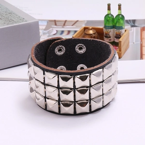 Punk Lederarmband in Schwarz mit drei Reihen silberner Metall-Pyramiden-Nieten