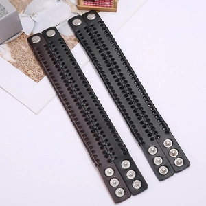 Makroaufnahme von handgewebten Vintage-Lederarmbändern im Punk-Stil mit Metalldruckknöpfen