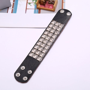 Nahaufnahme von Punk-Lederarmband mit drei Reihen silberner quadratischer Nieten