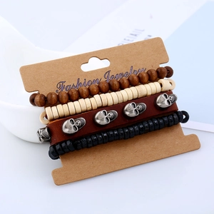 Ensemble de bracelets multicouches en cuir avec crânes et perles sur présentoir