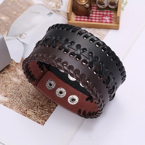 Details vom Punk Lederarmband mit Webmuster und Metall-Druckknöpfen für Herren