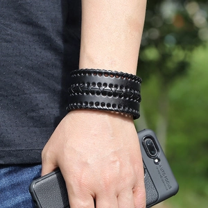 Breites schwarzes geflochtenes Lederarmband im Punk-Stil mit runden Nieten für Damen und Herren