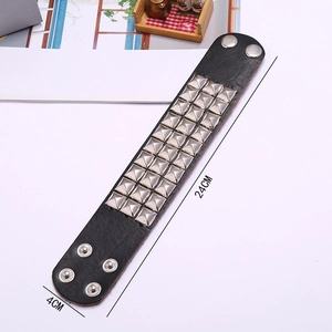 Punk-Lederarmband für Herren mit drei Reihen silberner Nieten und Metall-Druckknopfverschluss