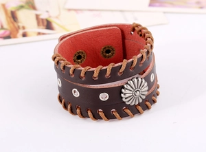 Details von Punk-Lederarmband mit gewebten Kanten und silbernem Sonnenblumen-Ornament